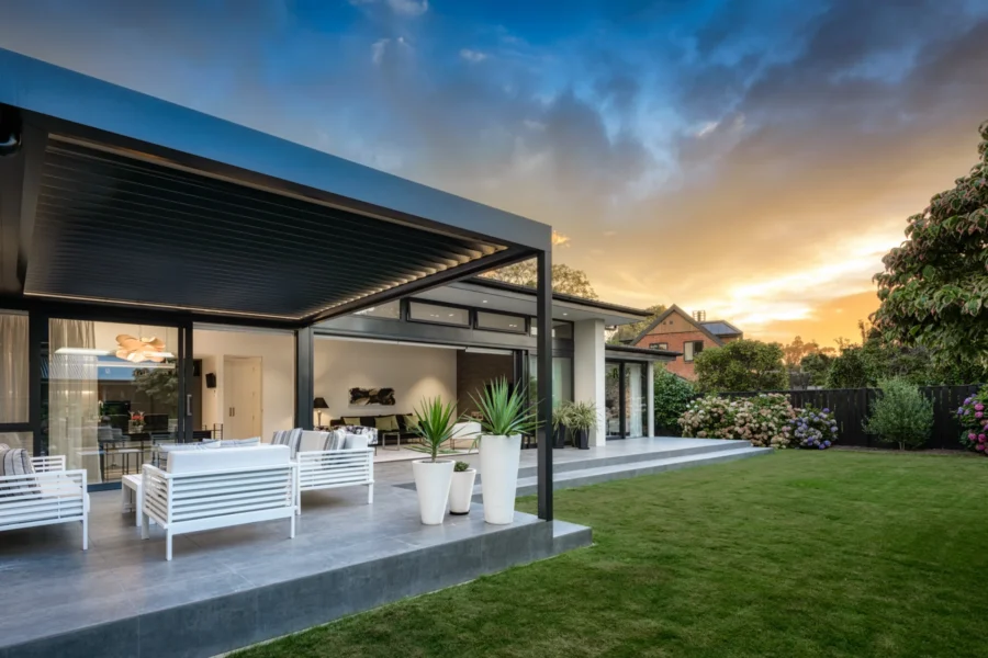 013-Louvretec-Exterior-Burgess-3