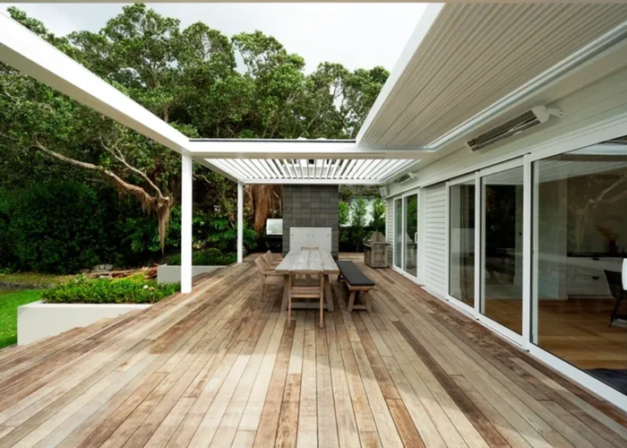 Retractable louvers 11