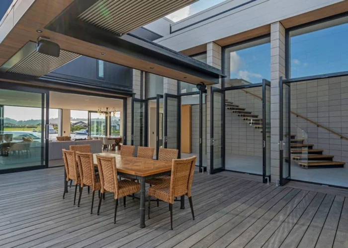 Retractable louvers 12