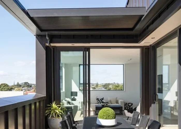 Retractable louvers 13