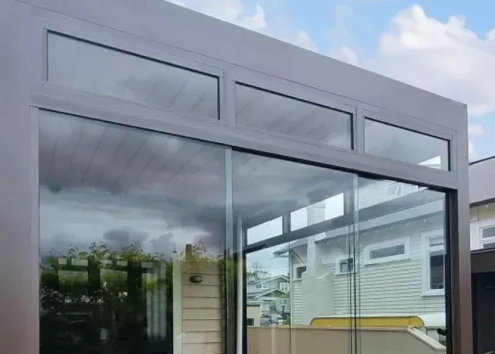 Face-fixed louvered pergola mounting detail